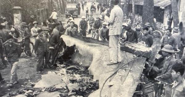 Tranh sơn dầu hoành tráng vẽ Điện Biên Phủ trên không với cảnh B52 bị bắn hạ trên bầu trời đêm Hà Nội