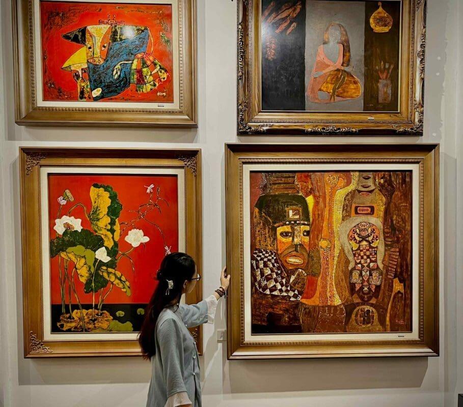 Bức tranh sơn dầu trừu tượng với sự kết hợp màu sắc và hình khối đầy phá cách, sáng tạo