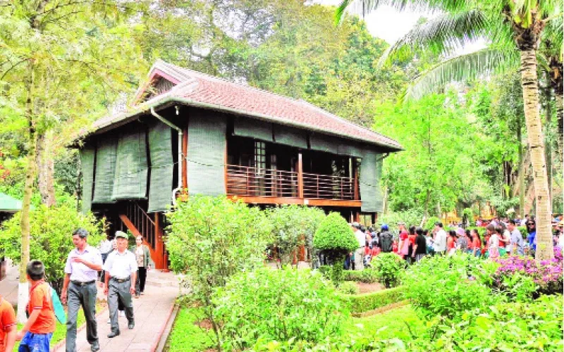 Tuyển Tập **Tranh Vẽ Về Bác Hồ** Đẹp Và Ý Nghĩa Nhất Tranh sơn dầu vẽ Bác Hồ đọc báo Nhân Dân tại chiến khu Việt Bắc, không gian rất mộc mạc