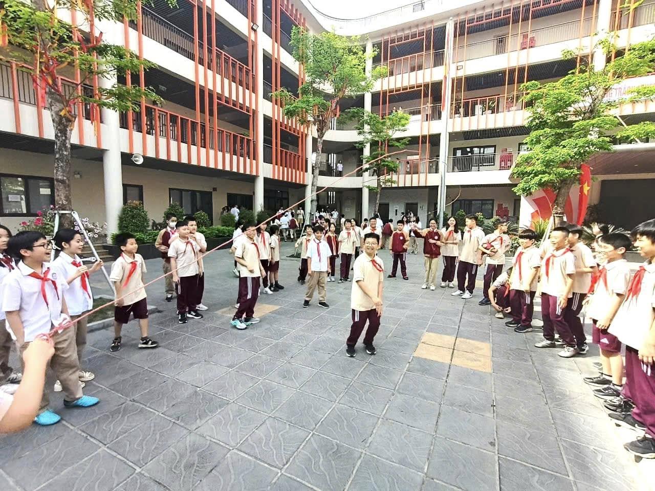 Bức tranh thầy trò vui chơi trò chơi dân gian sân trường rộn rã tiếng cười