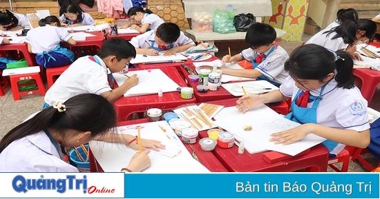 Tranh thiếu nhi vui chơi màu sắc rực rỡ, thể hiện nét năng động, hồn nhiên tuổi thơ.