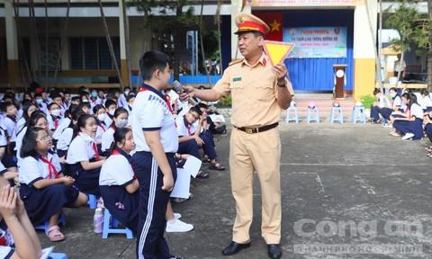 Bức tranh vẽ các bạn nhỏ đội mũ bảo hiểm khi tham gia giao thông trên đường phố