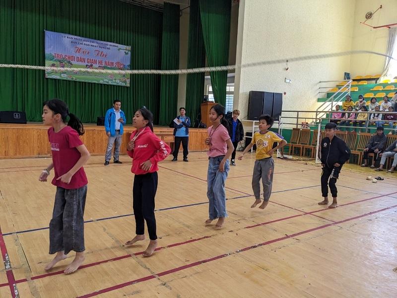 Tranh trẻ em vui chơi trò chơi dân gian sân trường, không khí vui tươi, náo nhiệt.