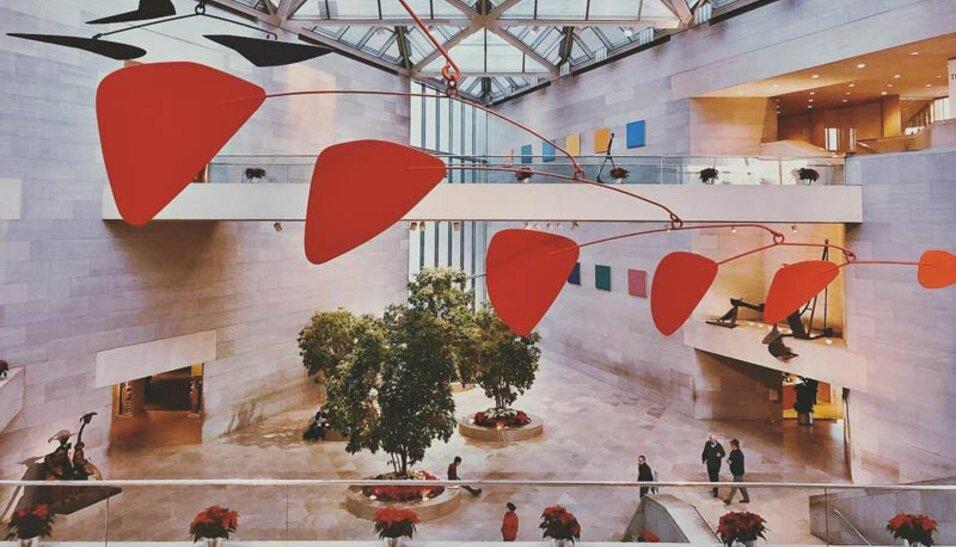 Một tác phẩm tranh trừu tượng với nhiều màu sắc rực rỡ xoáy vào nhau một trong các đề tài vẽ tranh độc đáo