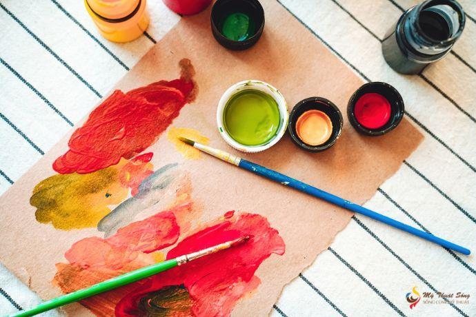 Tác phẩm trừu tượng sử dụng màu acrylic trên giấy mỹ thuật có vân nhám, tạo hiệu ứng loang màu và kết cấu độc đáo