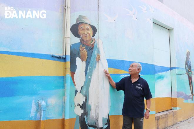 Bức tranh tường ở Đà Nẵng khắc họa những nét văn hóa địa phương đặc sắc như thuyền thúng, chợ cá