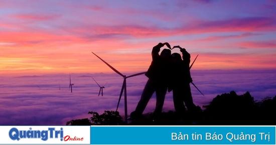 Tranh tường phong cảnh thiên nhiên núi non hùng vĩ ẩn hiện trong mây trời và sương sớm