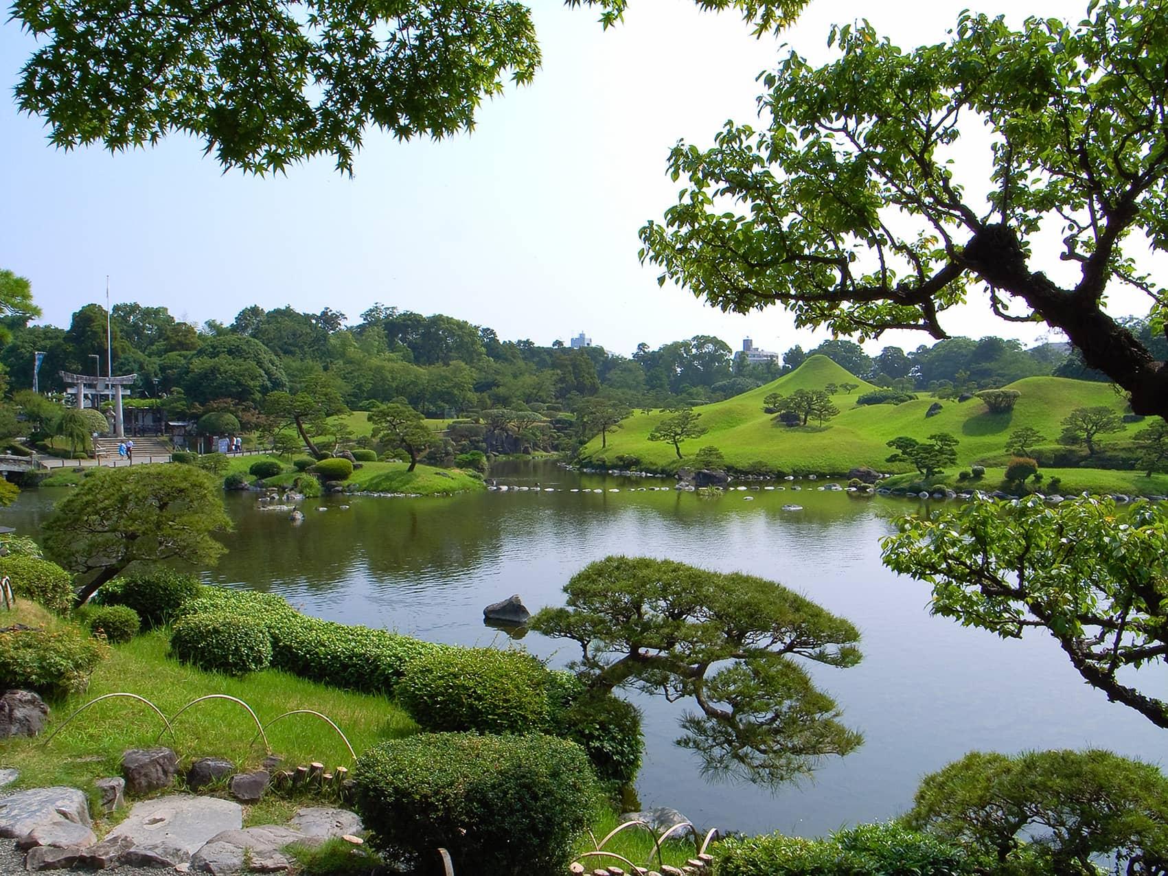 Bức tranh tường phong cảnh thiên nhiên hùng vĩ với núi non và sông nước được vẽ rất chân thực