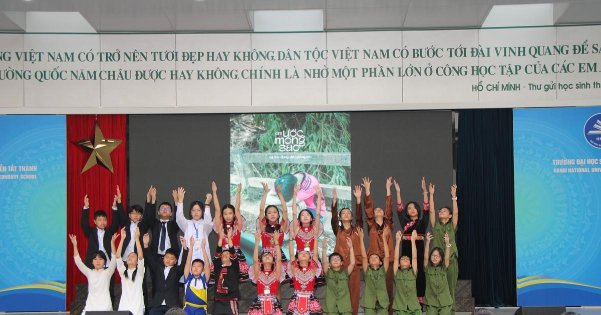 Tranh vẽ chủ đề 20 11 tái hiện hoạt động văn nghệ sôi nổi chào mừng ngày nhà giáo