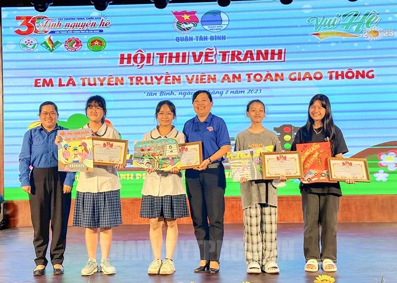 An toàn giao thông tranh vẽ ca ngợi những hành vi văn minh, lịch sự khi tham gia giao thông