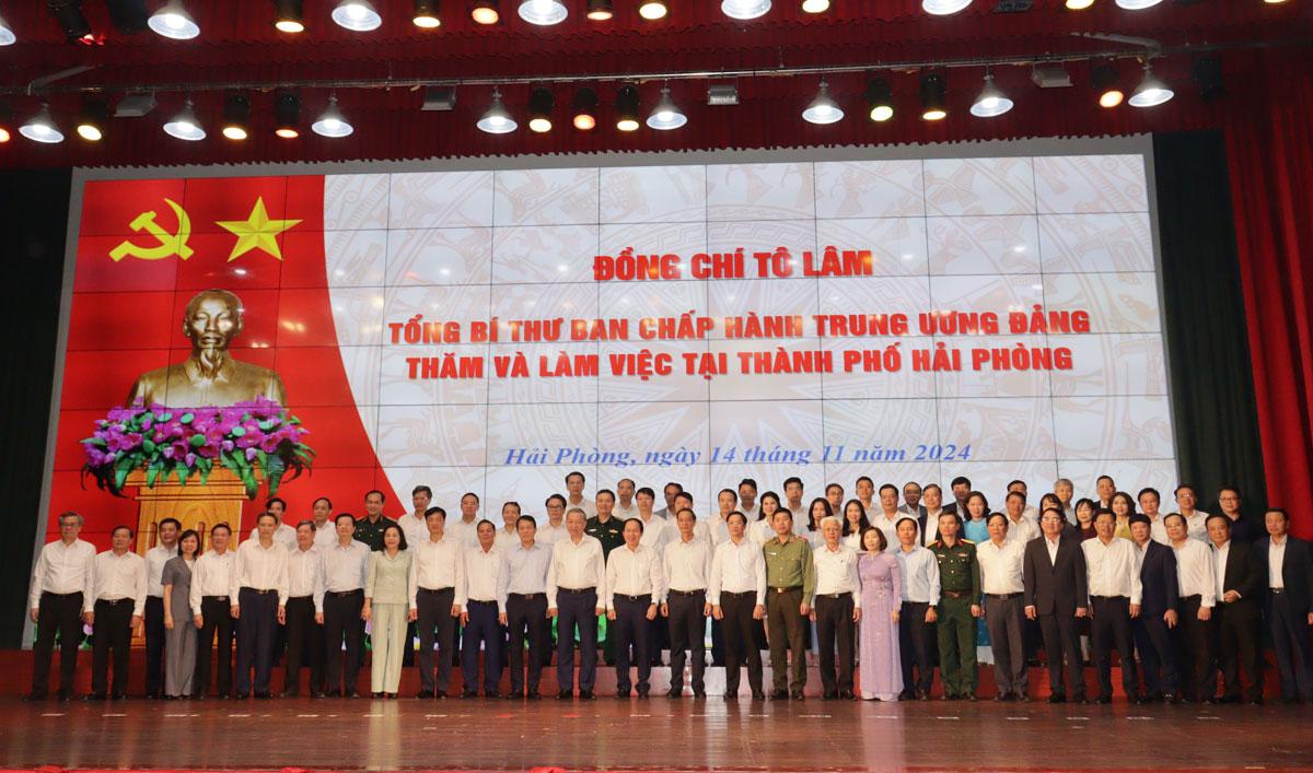 Khám Phá Nét Đẹp **Tranh Vẽ Áo Dài Việt Nam** Độc Đáo Sáng tạo với tranh vẽ áo dài Việt Nam trong bối cảnh đô thị hiện đại và năng động