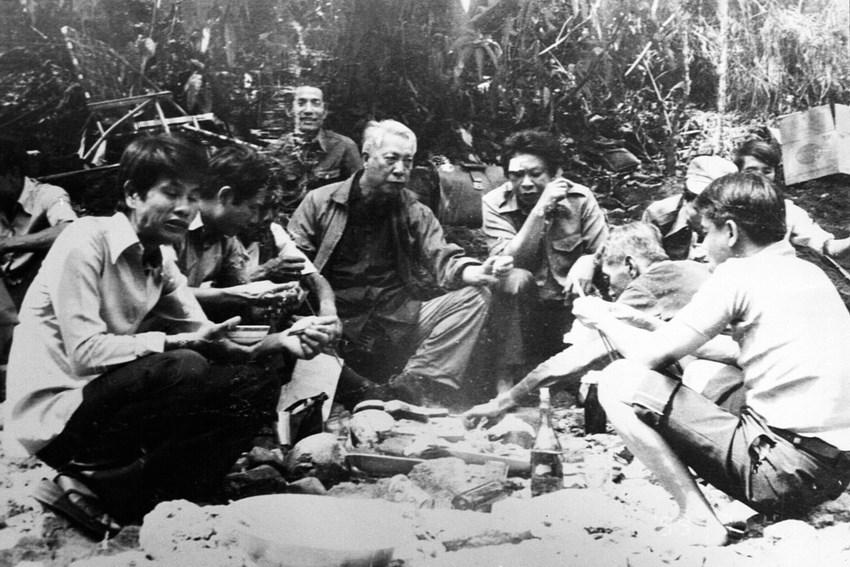 Tranh vẽ Bác Hồ trò chuyện thân mật cùng chiến sĩ và đồng bào trên đường công tác