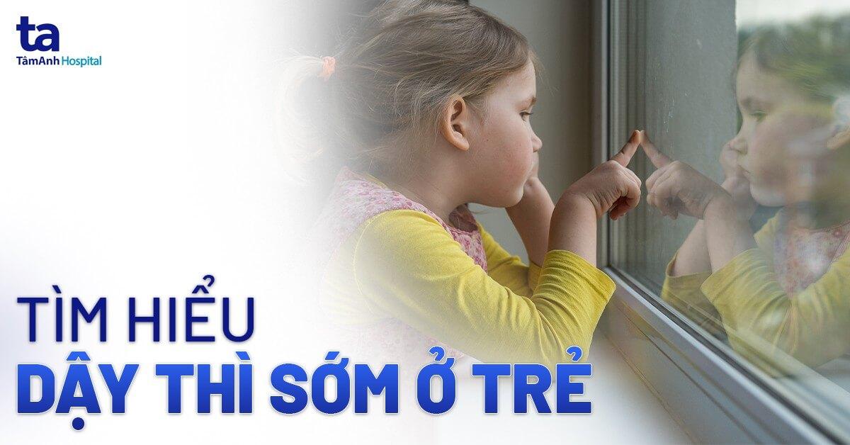 Khám Phá Vẻ Đẹp **Tranh Vẽ Bác Sĩ Khám Bệnh** Chân Thực tranh vẽ bác sĩ nữ trẻ đang khám bệnh cho một em bé gái dễ thương trong phòng khám nhi