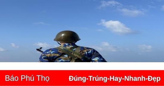 Tranh vẽ biển đảo Trường Sa khắc họa hình ảnh người lính hải quân hiên ngang canh giữ biển trời Tổ quốc