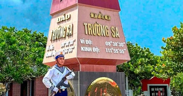 Tranh vẽ biển đảo Trường Sa tái hiện phong cảnh bình yên và sức sống mãnh liệt nơi đảo xa