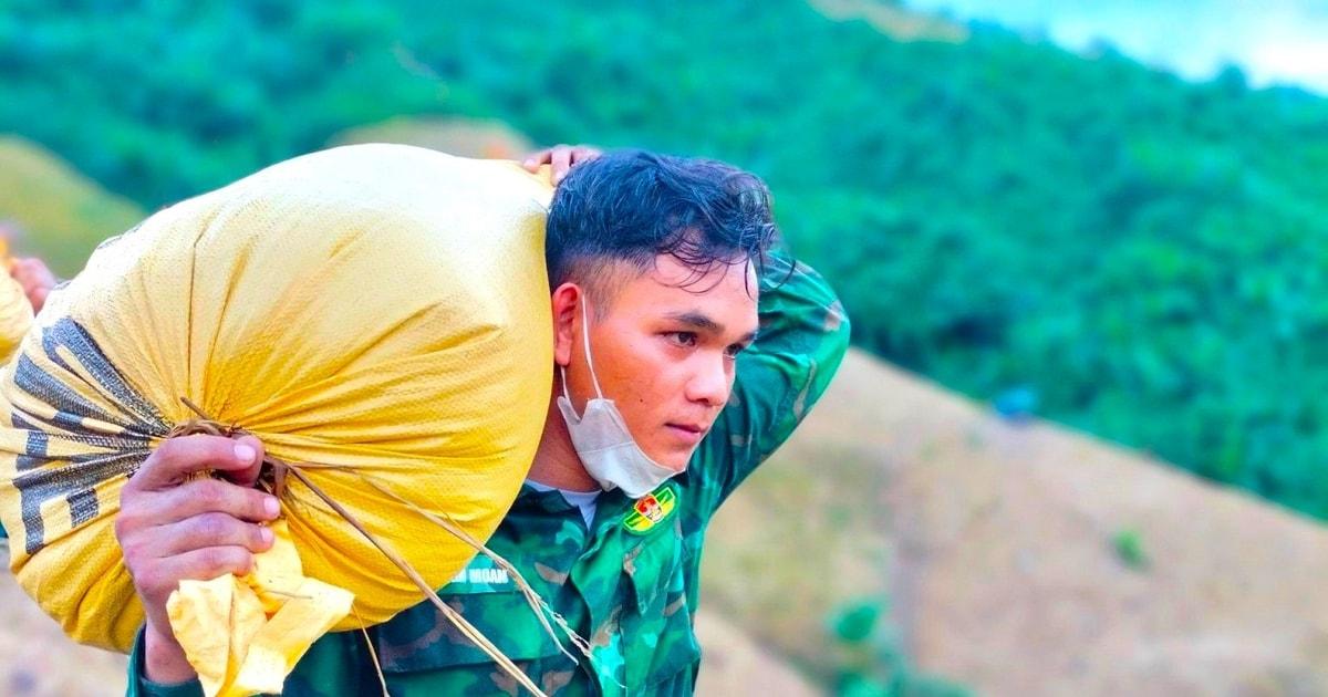 Tranh vẽ bộ đội biên phòng cùng đồng bào dân tộc thiểu số thu hoạch lúa trên nương rẫy