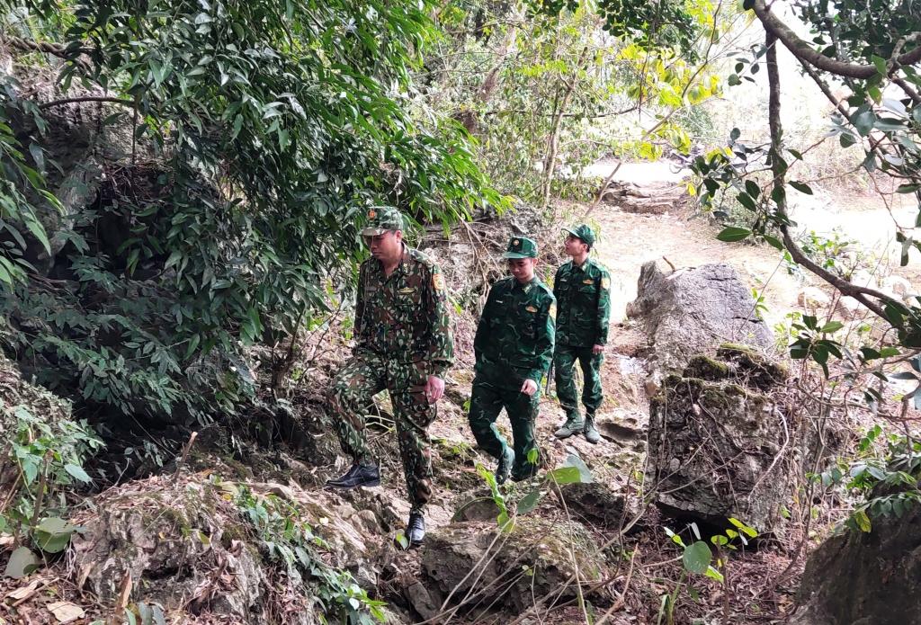 Hình ảnh bộ đội biên phòng tuần tra trên đường biên giới hiểm trở thể hiện sự vất vả