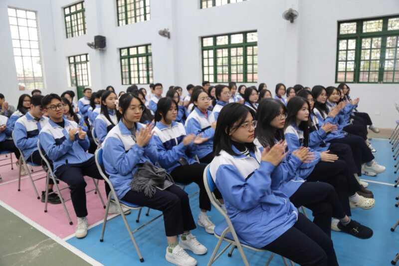 Một bức tranh vẽ bút chì phong cảnh thiên nhiên tuyệt đẹp với nhiều chi tiết cỏ cây và núi non hùng vĩ
