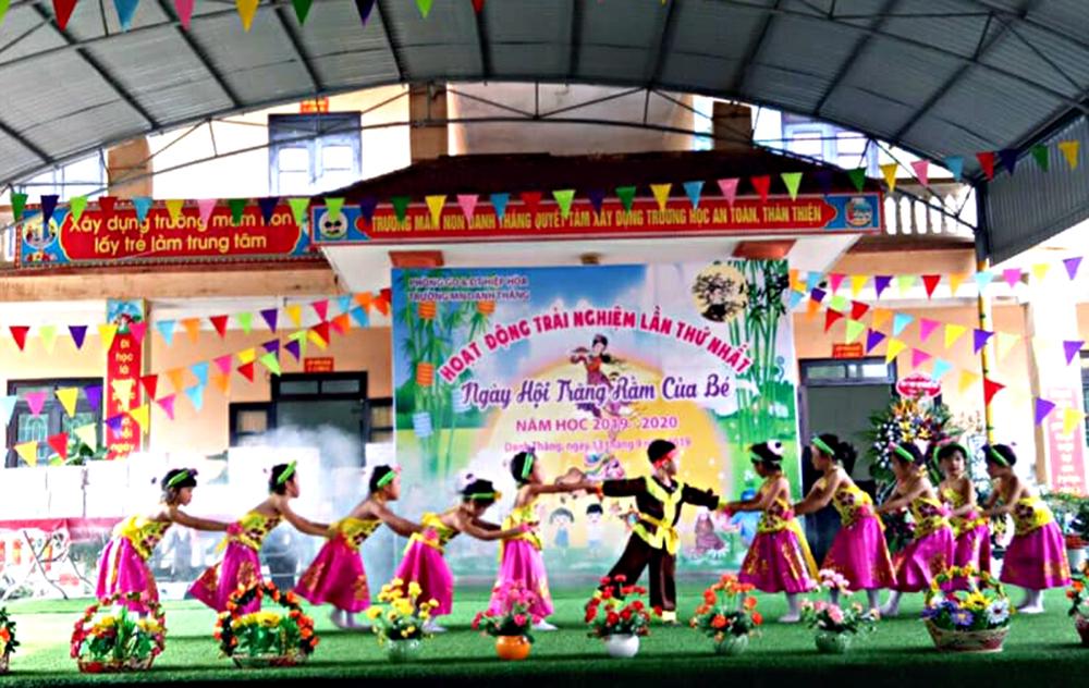 Tranh vẽ các em bé vui tươi rước đèn ông sao trong đêm Trung Thu rộn ràng