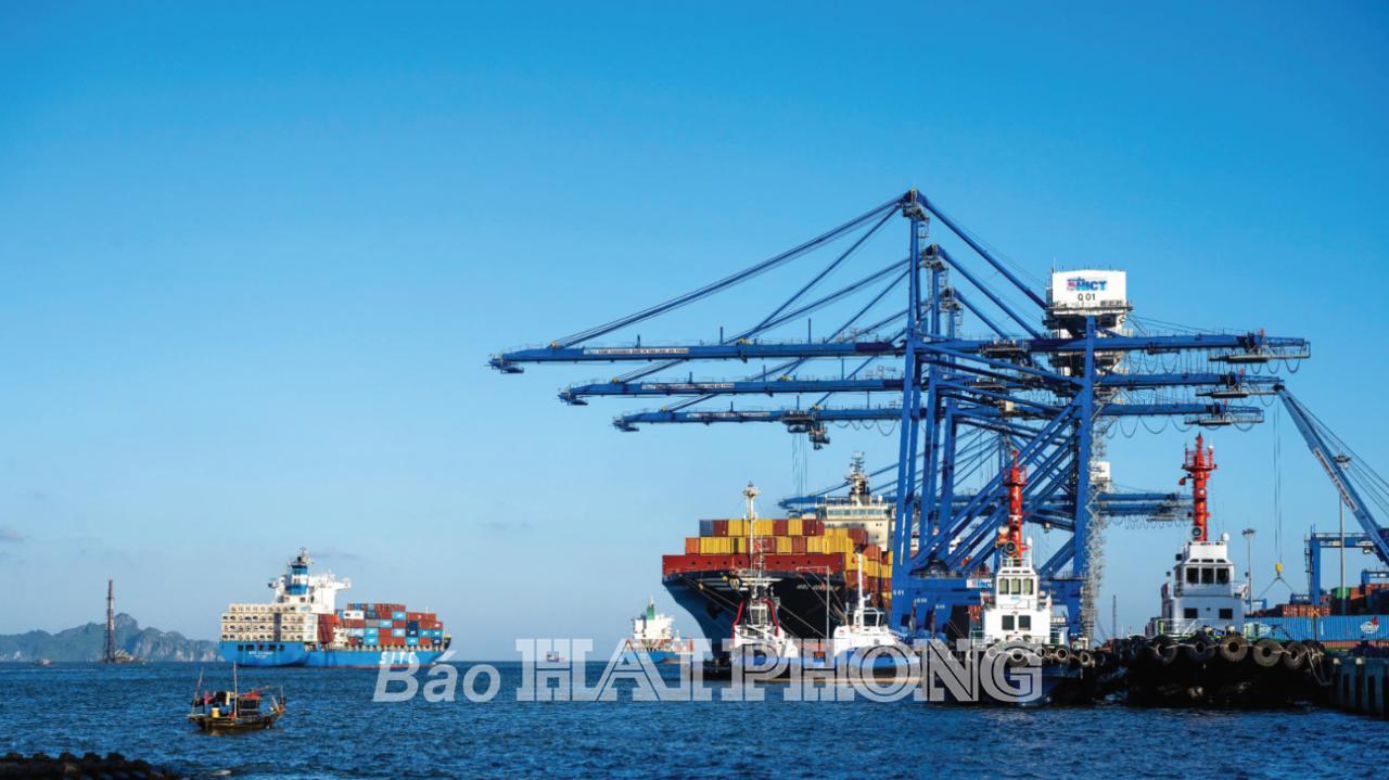 Tranh vẽ cảng Hải Phòng tấp nập tàu thuyền với những người công nhân đang làm việc