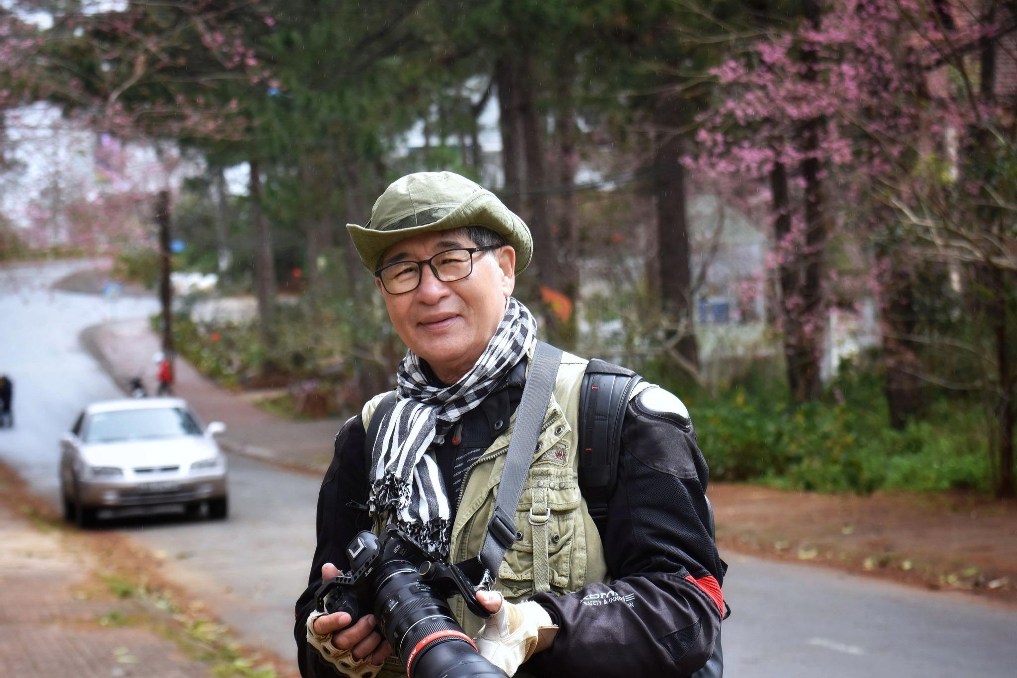 Bức tranh vẽ phong cảnh làng quê ngày Tết với đào nở rộ mái nhà tranh