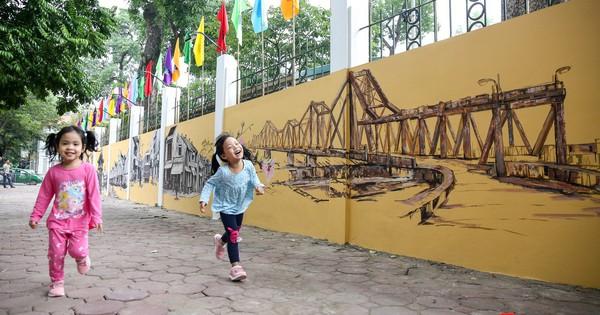 Tranh vẽ chủ đề em yêu Hà Nội: Nguồn cảm hứng bất tận Bức tranh vẽ Cầu Long Biên cổ kính bắc qua sông Hồng trong chủ đề em yêu Hà Nội