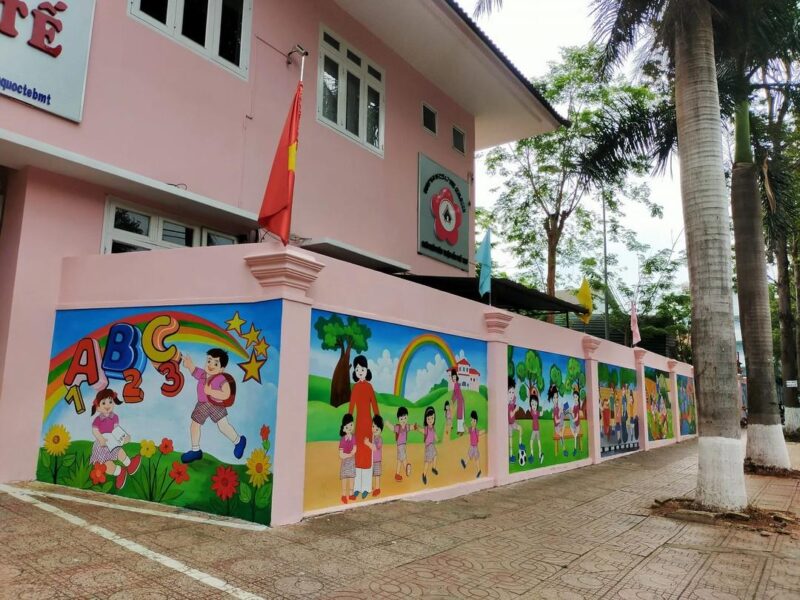 Tranh vẽ chân tường mầm non chủ đề động vật rừng xanh và cây cối rực rỡ cho bé