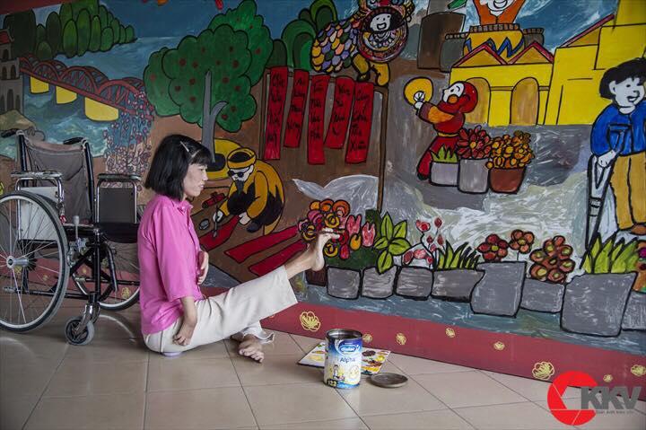 Bức tranh vẽ chì chân dung cô giáo với nụ cười hiền từ và ánh mắt trìu mến