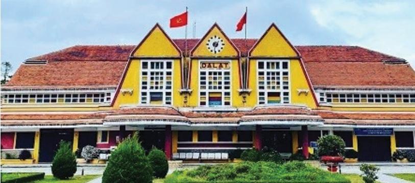 Bức tranh cận cảnh chi tiết kiến trúc độc đáo của Cột Cờ Hà Nội, tập trung vào các ô cửa và chất liệu gạch cổ