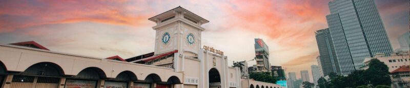 Khám phá vẻ đẹp bất tử của tranh vẽ Chợ Bến Thành Bức tranh vẽ Chợ Bến Thành Sài Gòn nhìn từ trên cao với tháp đồng hồ đặc trưng và dòng người tấp nập