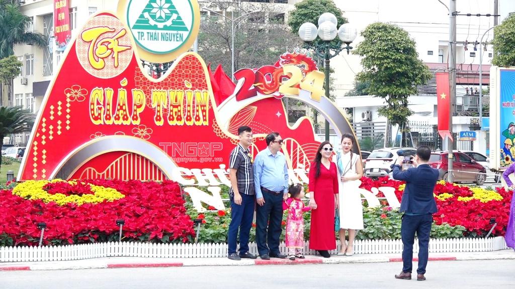 Tranh vẽ không khí chợ Tết nhộn nhịp và phố phường rực rỡ sắc màu ngày xuân