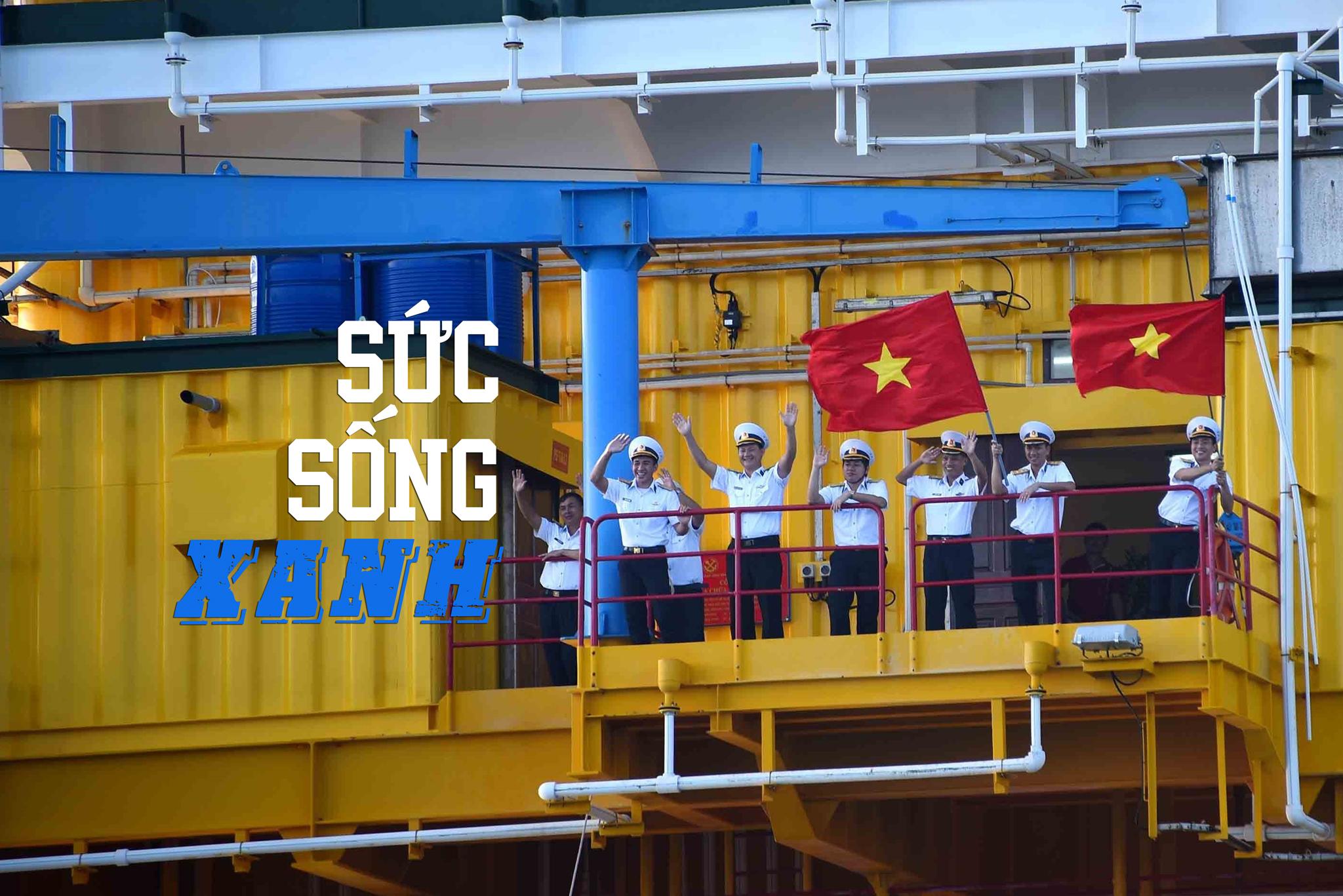 Bức tranh vẽ chú bộ đội hải quân Việt Nam hiên ngang trên tàu bảo vệ chủ quyền biển đảo thiêng liêng