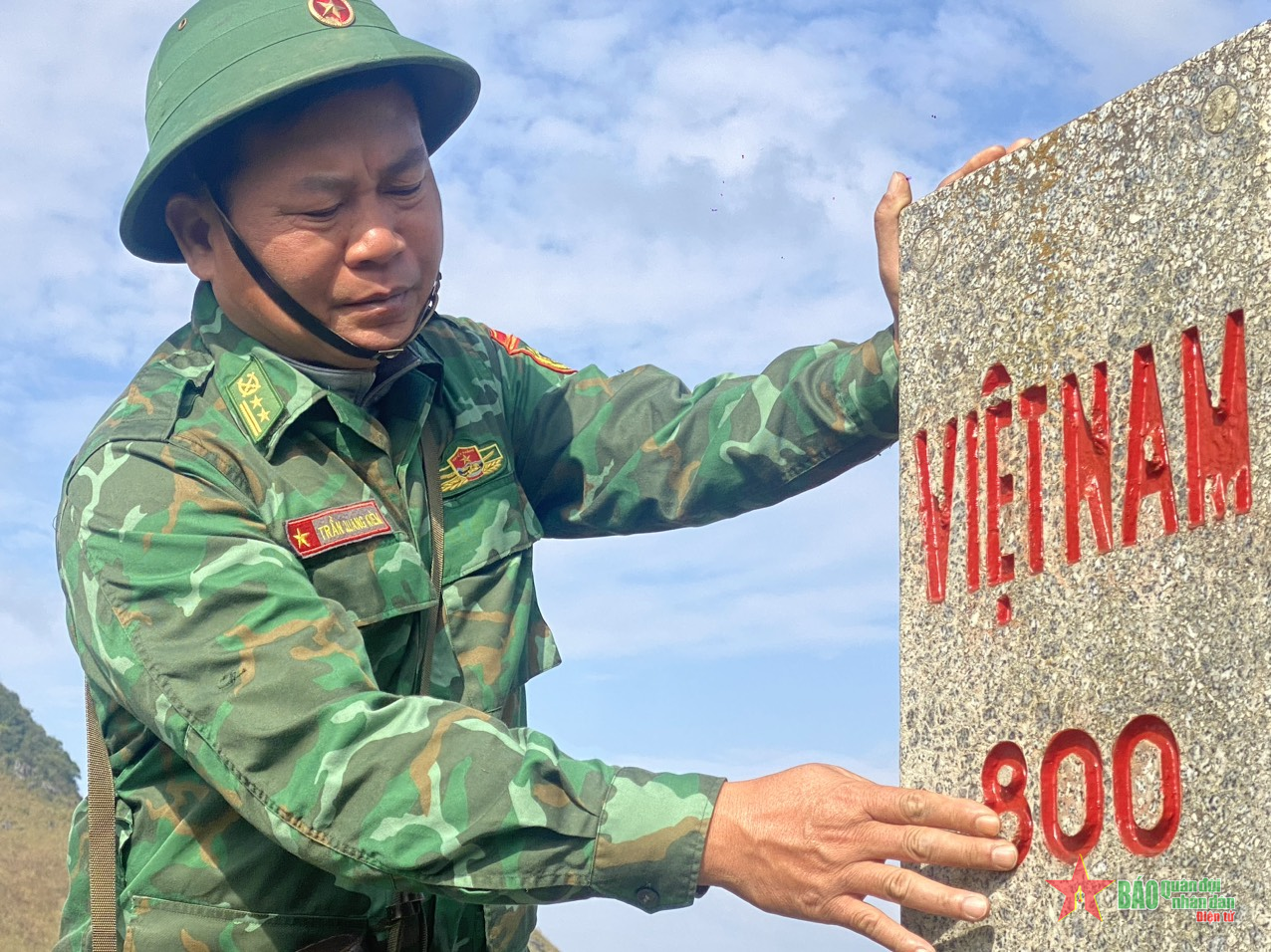 Tranh vẽ chú bộ đội đang tuần tra trên đường biên giới núi non