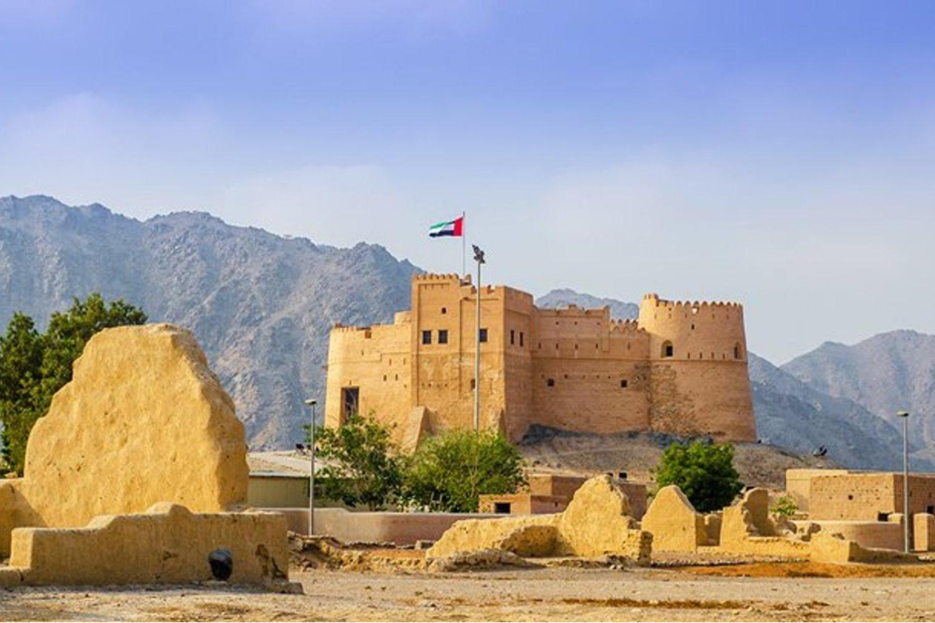 Tranh vẽ chuyến đi du lịch hè lớp 7 khám phá cảnh núi non hùng vĩ