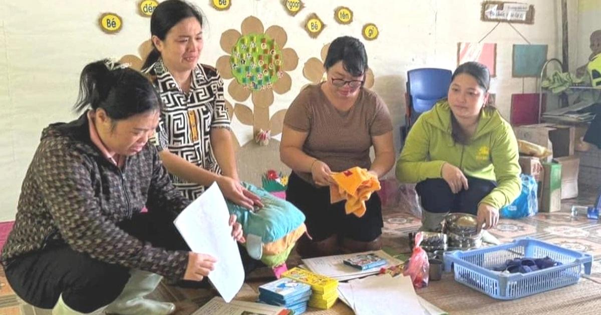 Tranh vẽ trường mầm non cho trẻ tô màu hình ảnh cô giáo và các em học sinh trong giờ học