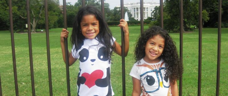 Bức tranh vẽ cô giáo và học sinh với những khoảnh khắc thân thiết đáng nhớ trong lớp học