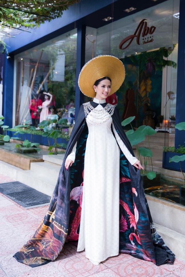 Tranh vẽ tái hiện cảnh sinh hoạt đời thường của người dân phố cổ Hội An với gánh hàng rong và tà áo dài