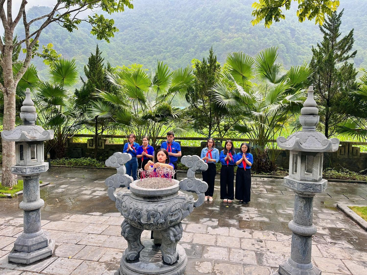 Bức tranh vẽ chào mừng đại hội đoàn với biểu tượng huy hiệu Đoàn nổi bật và các đoàn viên ưu tú