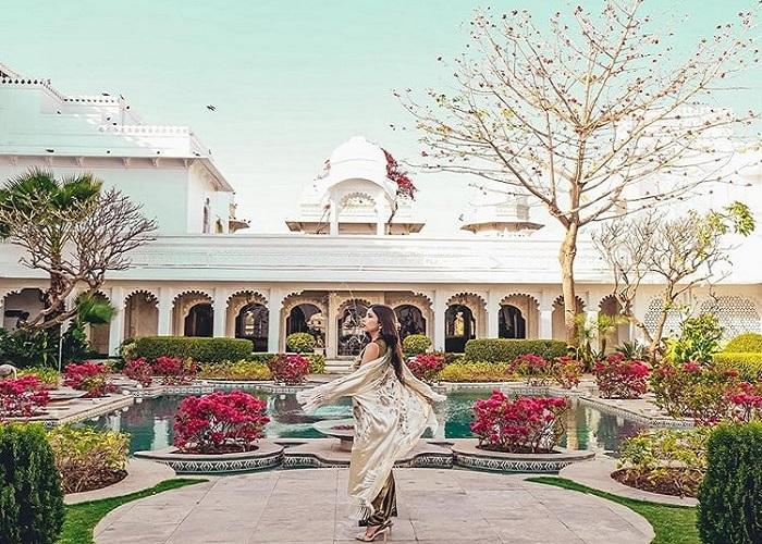 Tranh vẽ đền Taj Mahal Ấn Độ nguy nga tráng lệ soi bóng xuống mặt hồ