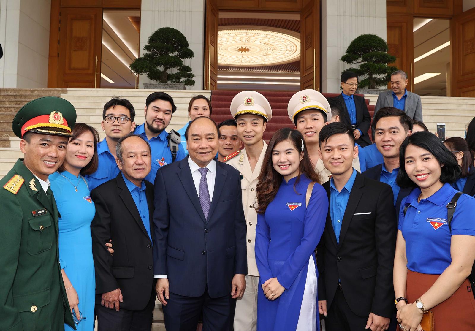 Tác phẩm tranh vẽ về đoàn thanh niên ưu tú say mê học tập và nghiên cứu khoa học