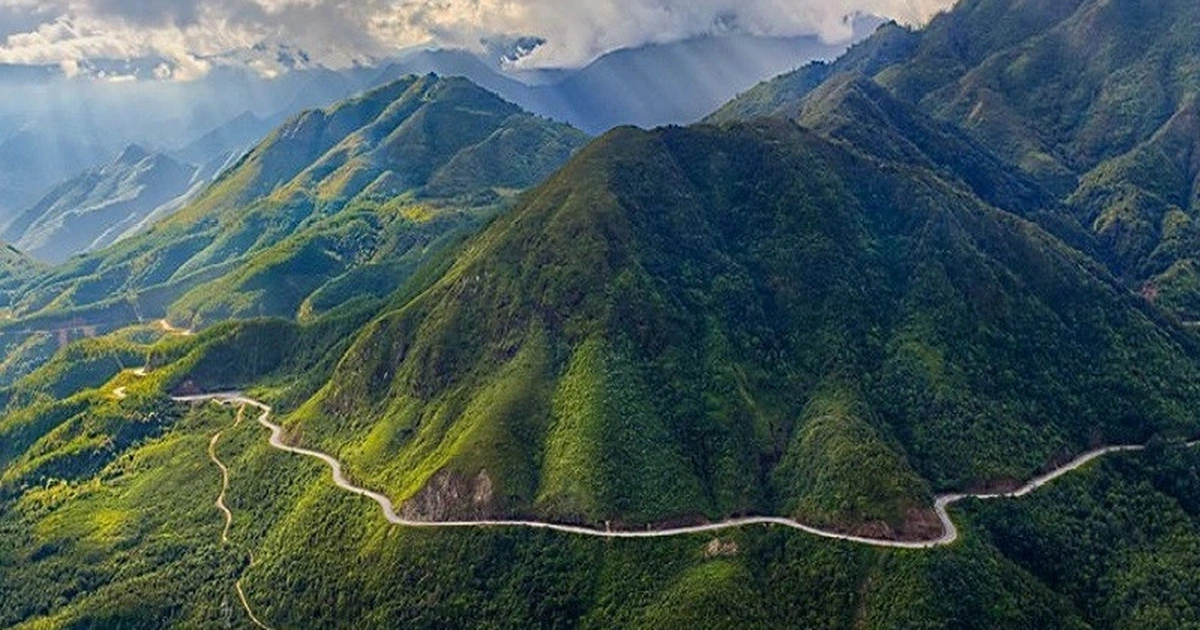 Bức tranh phong cảnh đồi núi chìm trong sương sớm, các lớp núi ẩn hiện tạo chiều sâu