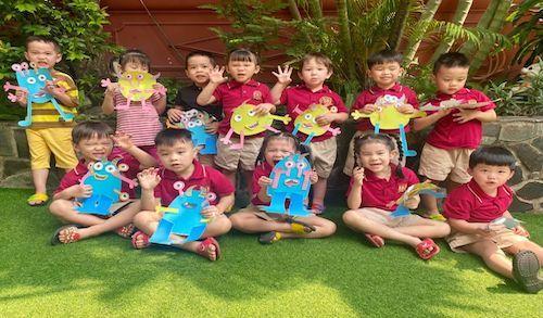 Tranh vẽ đề tài gia đình với cha mẹ và các con cùng nhau đọc sách trong một không gian ấm cúng, thể hiện sự gắn kết tri thức