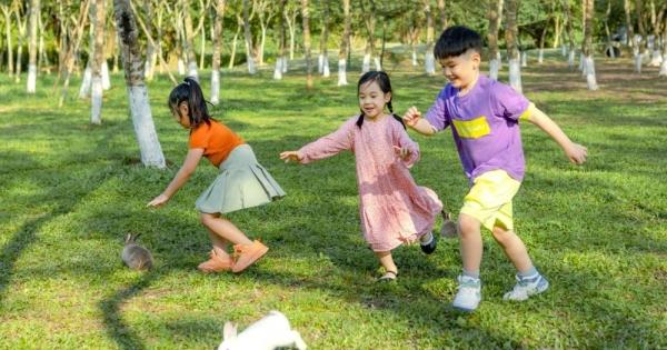Khám Phá Thế Giới Sống Động Qua Vẽ Tranh Đề Tài Vui Chơi Tranh vẽ gia đình hạnh phúc dã ngoại công viên xanh mát đề tài vui chơi