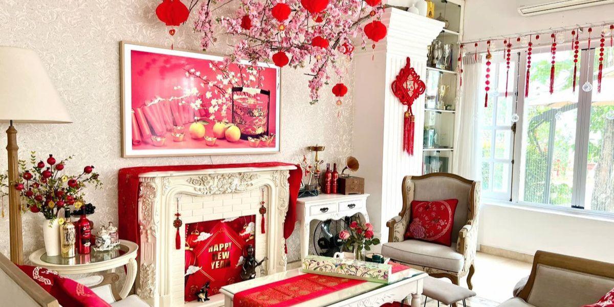 Bức tranh vẽ về gia đình hạnh phúc được treo trang trọng trong phòng khách hiện đại tạo không khí ấm cúng