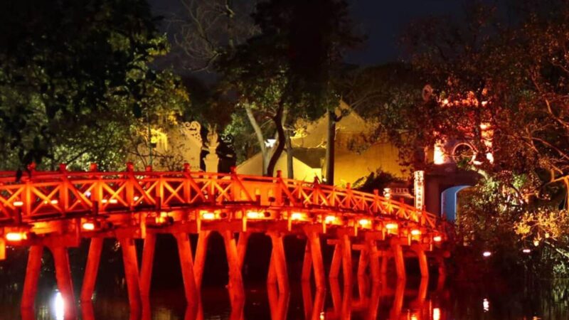 Tranh vẽ về Hà Nội cảnh Hồ Gươm thơ mộng với Tháp Rùa và cầu Thê Húc soi bóng