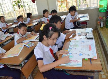 tranh vẽ đề tài bảo vệ môi trường với hình ảnh con người chung tay trồng cây xanh