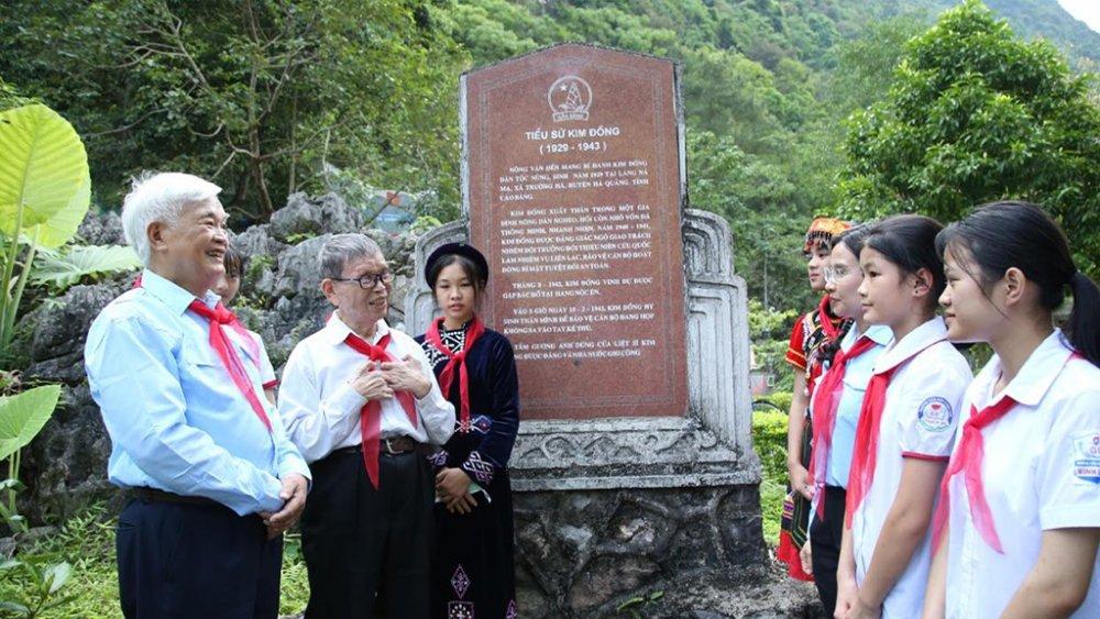 Những hành động nhỏ ý nghĩa trong gia đình được thể hiện qua tranh vẽ chủ đề thiếu nhi làm nghìn việc tốt