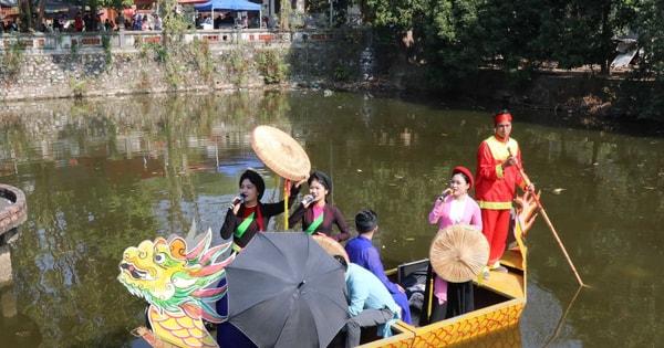 Tranh vẽ hát quan họ khắc họa hình ảnh liền anh trong áo the khăn xếp và liền chị với nón thúng quai thao duyên dáng