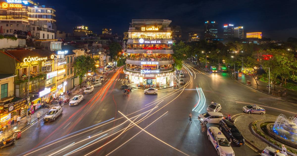 Bức tranh vẽ Hồ Gươm bằng chì đen trắng cổ điển thể hiện Tháp Rùa và cảnh quan xung quanh