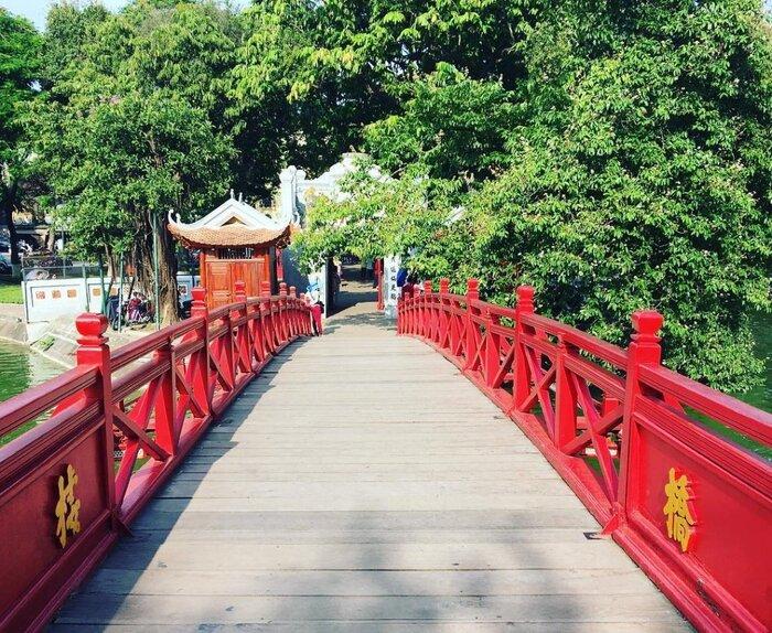 Tranh vẽ Hồ Gươm đẹp nổi bật với cầu Thê Húc màu son dẫn vào Đền Ngọc Sơn uy nghi